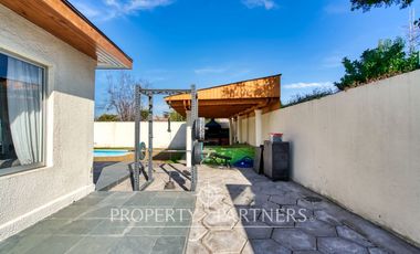 En venta amplia casa, excelente conectividad