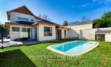 En venta amplia casa, excelente conectividad