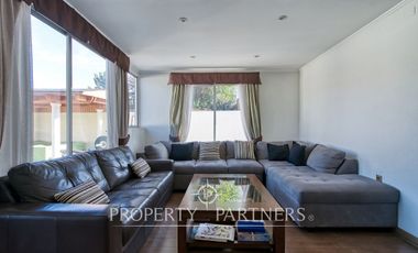 En venta amplia casa, excelente conectividad