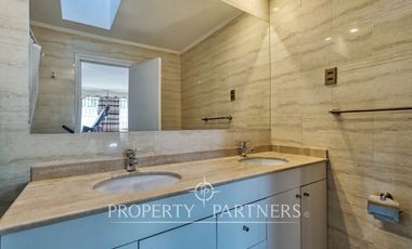 En venta amplia casa, excelente conectividad