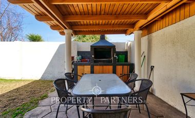 En venta amplia casa, excelente conectividad