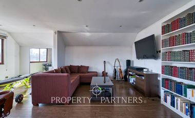 En venta amplia casa, excelente conectividad