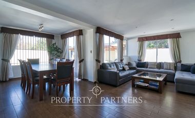 En venta amplia casa, excelente conectividad