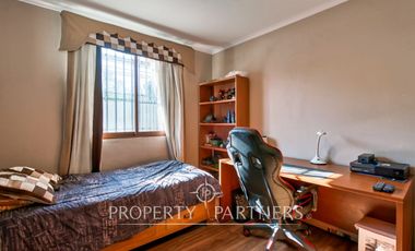 En venta amplia casa, excelente conectividad