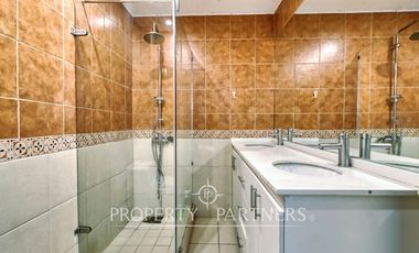 En venta amplia casa, excelente conectividad