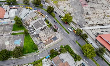 Casa o terreno en  venta. Jipijapa. Junto a Río Centro Shopping.