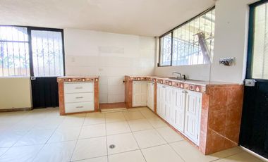 Casa o terreno en  venta. Jipijapa. Junto a Río Centro Shopping.