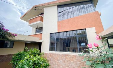 Casa o terreno en  venta. Jipijapa. Junto a Río Centro Shopping.