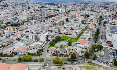 Casa o terreno en  venta. Jipijapa. Junto a Río Centro Shopping.