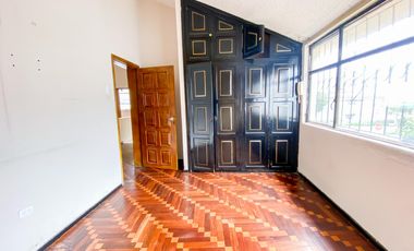 Casa o terreno en  venta. Jipijapa. Junto a Río Centro Shopping.