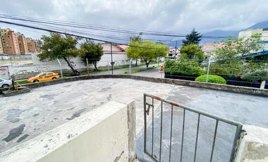 Casa o terreno en  venta. Jipijapa. Junto a Río Centro Shopping.