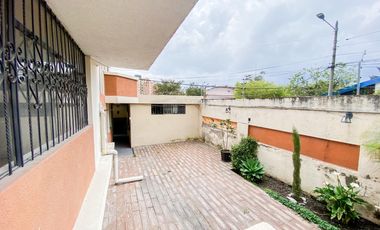 Casa o terreno en  venta. Jipijapa. Junto a Río Centro Shopping.