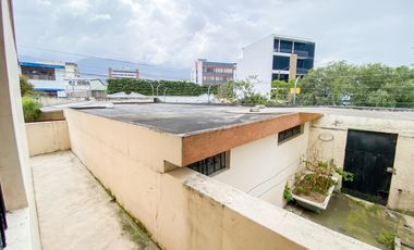 Casa o terreno en  venta. Jipijapa. Junto a Río Centro Shopping.