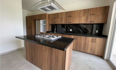 SE RENTA HERMOSA CASA NUEVA DENTRO DE RESIDENCIAL BURGOS