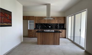 SE RENTA HERMOSA CASA NUEVA DENTRO DE RESIDENCIAL BURGOS