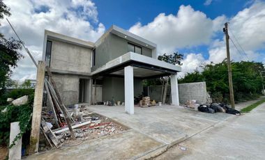 CASA EN VENTA UBICADA EN MAEBA CONKAL CON ALBERCA Y 3 HABITACIONES