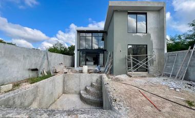 CASA EN VENTA UBICADA EN MAEBA CONKAL CON ALBERCA Y 3 HABITACIONES