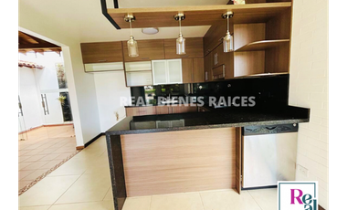 ¡Se vende casa esquinera en unidad cerrada!