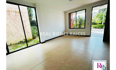 ¡Se vende casa esquinera en unidad cerrada!