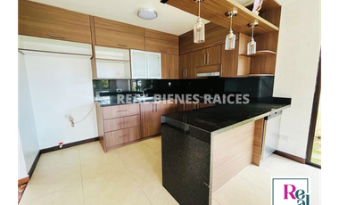 ¡Se vende casa esquinera en unidad cerrada!