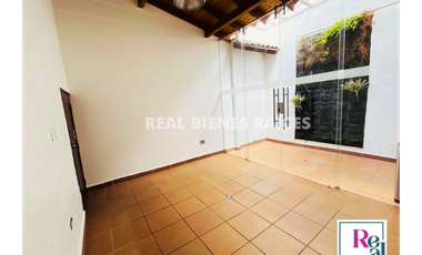 ¡Se vende casa esquinera en unidad cerrada!