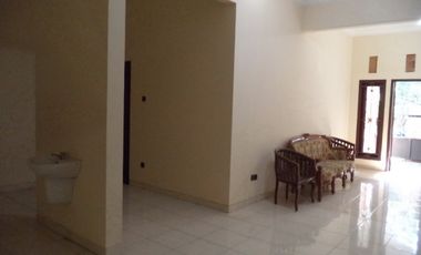 Rumah 2 Lantai di Tengah Kota Lokasi Strategis dan Siap Huni