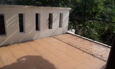 Rumah 2 Lantai di Tengah Kota Lokasi Strategis dan Siap Huni