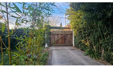 Casa Quincho s/ lote de 10mX 43m. Caisamar
