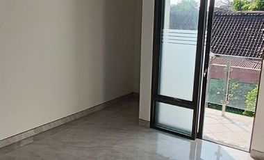 JUAL RUMAH MEWAH BARU KOTA SOLO DEKAT KAMPUS UMS SOLO