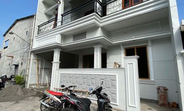 RUMAH MEWAH AMERIKA STYLE 3 KAMAR PURBAYAN GENTAN SOLO DEKAT LUWES