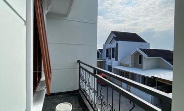 RUMAH MEWAH AMERIKA STYLE 3 KAMAR PURBAYAN GENTAN SOLO DEKAT LUWES