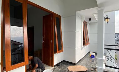 RUMAH MEWAH AMERIKA STYLE 3 KAMAR PURBAYAN GENTAN SOLO DEKAT LUWES