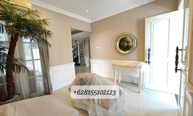 Disewakan Rumah Mewah 4 Kamar di Graha Family Surabaya