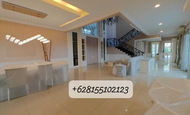 Disewakan Rumah Mewah 4 Kamar di Graha Family Surabaya