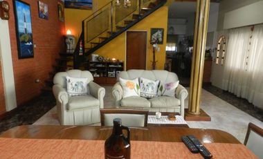 VENTA CASA 4 AMBIENTES BERNAL GARAGE DEPTO 2 AMB.