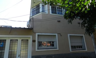 VENTA CASA 4 AMBIENTES BERNAL GARAGE DEPTO 2 AMB.