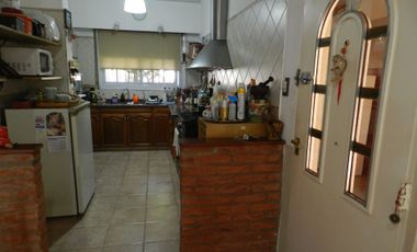 VENTA CASA 4 AMBIENTES BERNAL GARAGE DEPTO 2 AMB.
