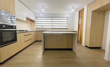 Casa en Arriendo en Metro Los Dominicos | Arriendo Casa 3D3B zocalo y jardin | Las Condes