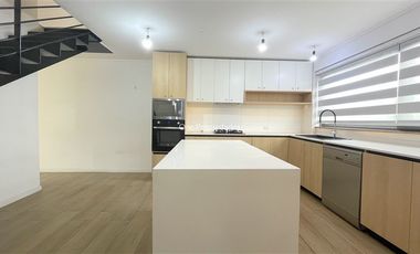 Casa en Arriendo en Metro Los Dominicos | Arriendo Casa 3D3B zocalo y jardin | Las Condes