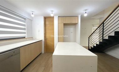 Casa en Arriendo en Metro Los Dominicos | Arriendo Casa 3D3B zocalo y jardin | Las Condes