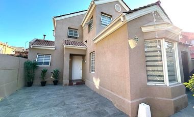 Hermosa Casa en Lo Campino: Todo un Oasis