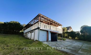 Casa en sector tradicional con vista al río y desembocadura