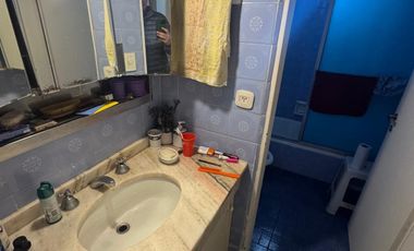 Departamento céntrico con dos habitaciones, baño, cocina comedor, living, balcón amplio, lavadero y baño de servicio.-