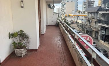 Departamento céntrico con dos habitaciones, baño, cocina comedor, living, balcón amplio, lavadero y baño de servicio.-