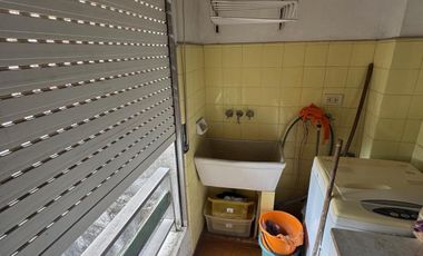 Departamento céntrico con dos habitaciones, baño, cocina comedor, living, balcón amplio, lavadero y baño de servicio.-