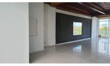 LOCAL / PLAZA VERSALLES / 75M2 / VIA PRINCIPAL / PISO MEDIO / VACIO