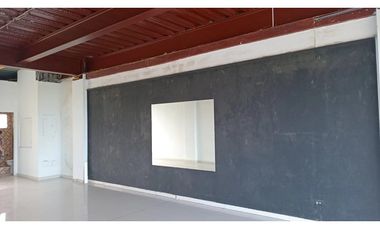 LOCAL / PLAZA VERSALLES / 75M2 / VIA PRINCIPAL / PISO MEDIO / VACIO