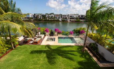 VILLA EN VENTA DE 4 RECAMRAS FRENTE  A LA MARINA UBICADA EN CANCUN LLAVE EN MANO
