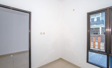 Rumah SHM Strategis dekat  RS Mitra Keluarga Cibubur Siap KPR J-33782