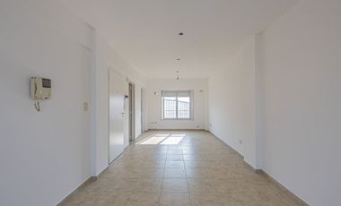 DEPARTAMENTO MONOAMB DIVISIBLE EN MORON CENTRO